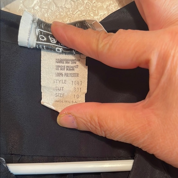 Elegant Black Blouse - Picture 4 of 9